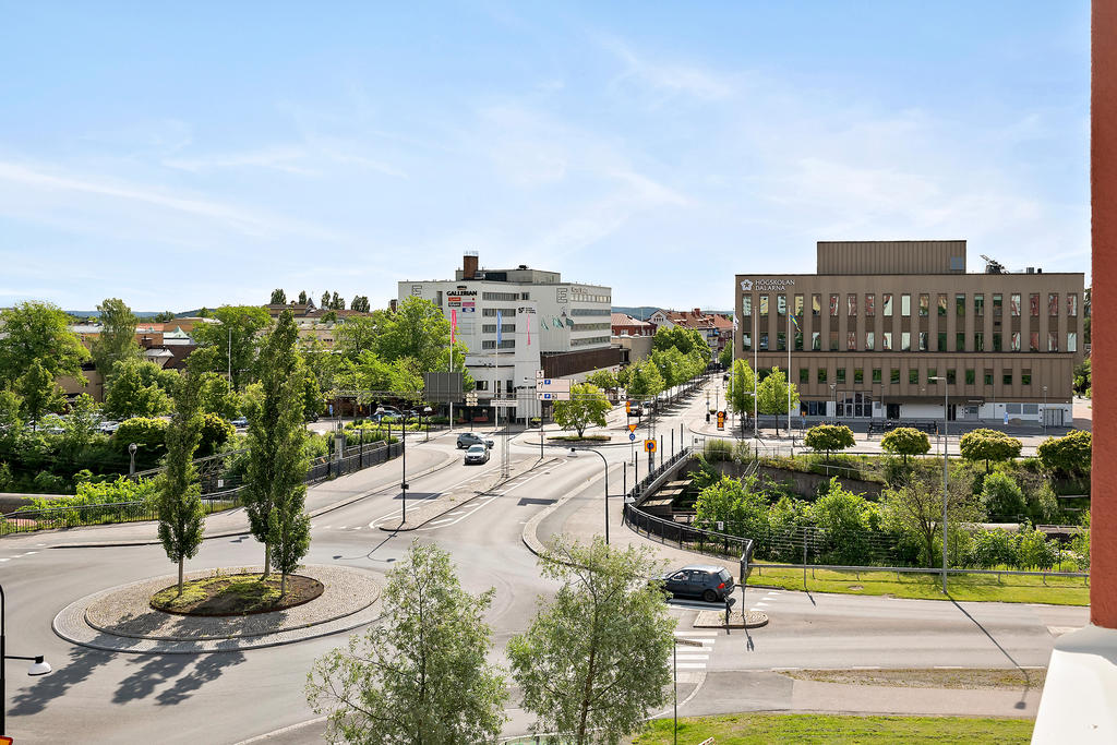 Centrum och 3 ikoniska byggnader. Den nybyggda högskolan, det trevliga Hotell Brage och framför allt det runda huset där Svensk Fastighetsförmedling sitter. 
