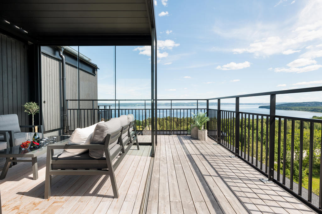 Takterass med uterum. Öppningsbart tak och glaspartier.