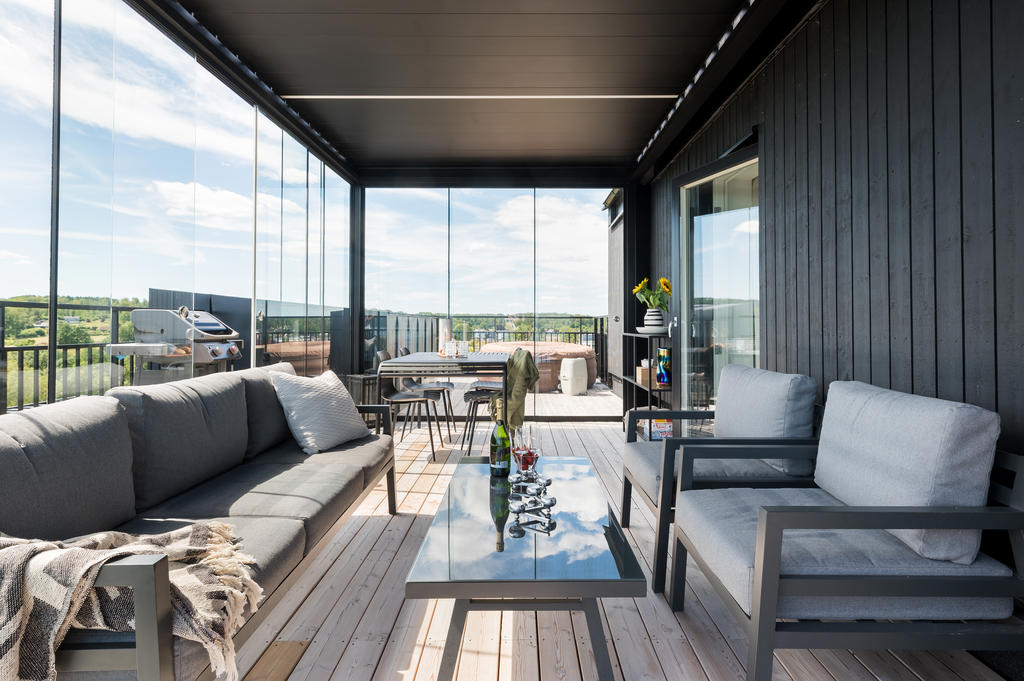 Takterass med uterum. Öppningsbart tak och glaspartier.