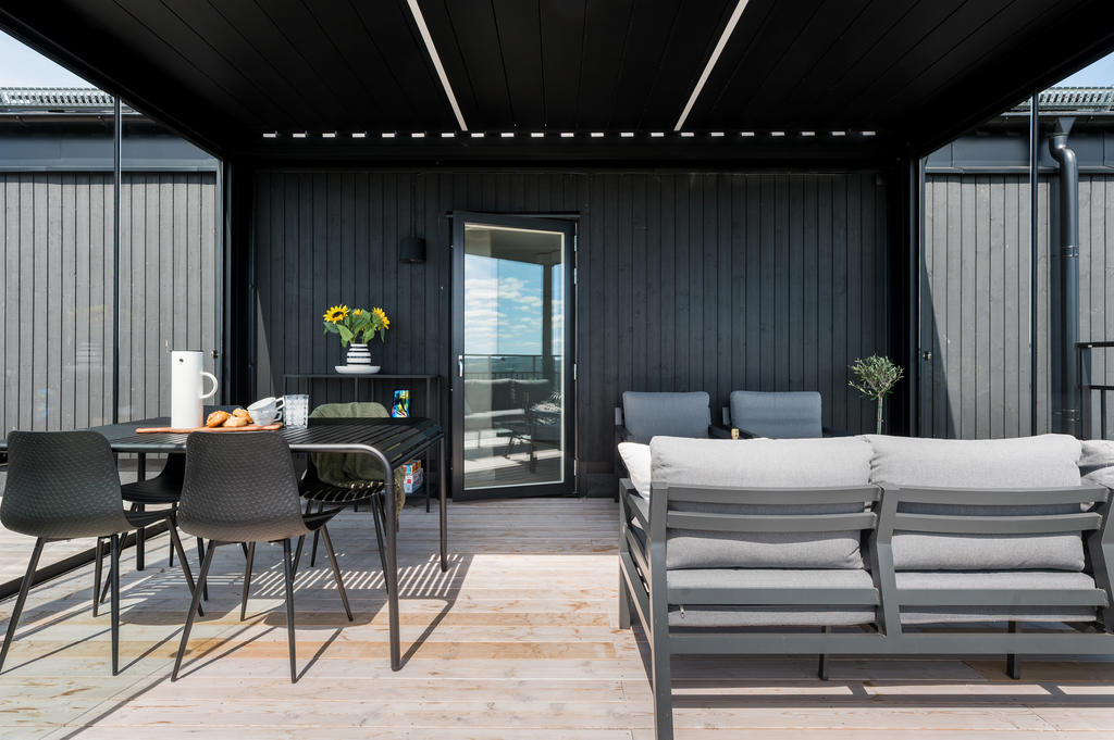 Takterass med uterum. Öppningsbart tak och glaspartier.