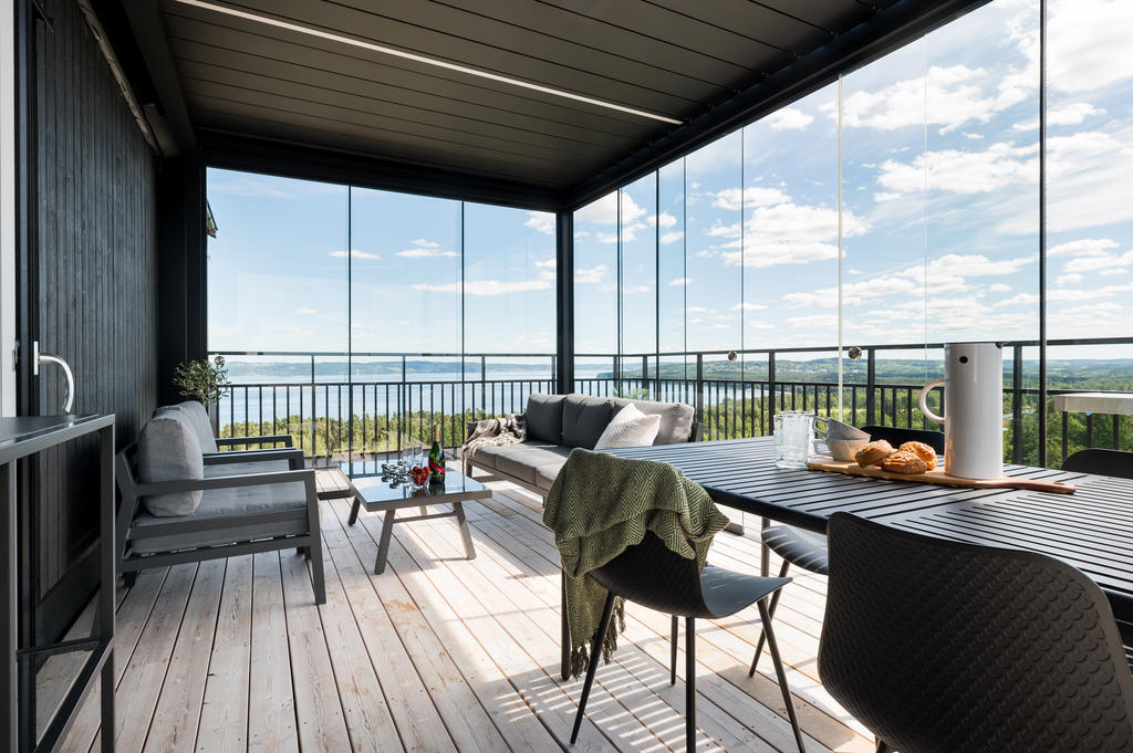 Takterass med uterum. Öppningsbart tak och glaspartier.