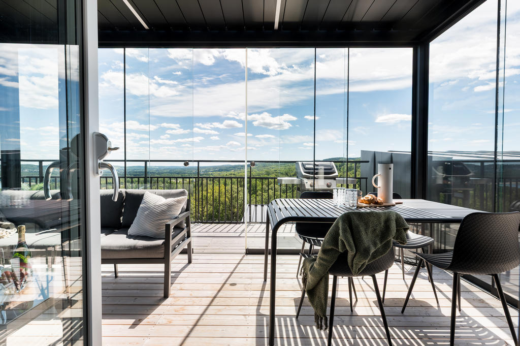 Takterass med uterum. Öppningsbart tak och glaspartier.