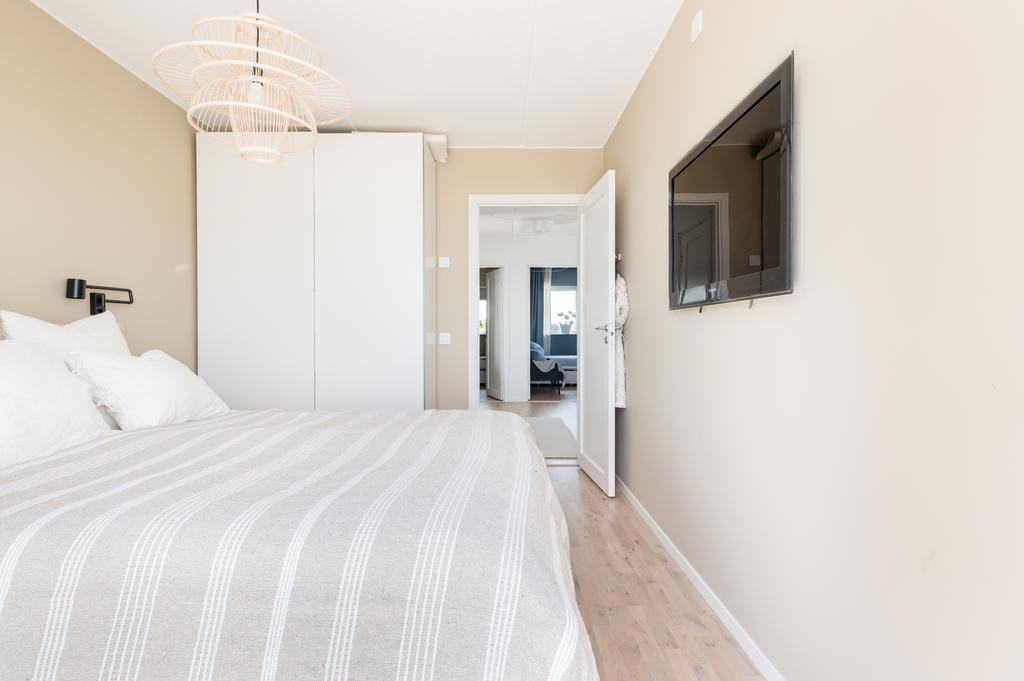 Sovrum 1 med utgång till balkong