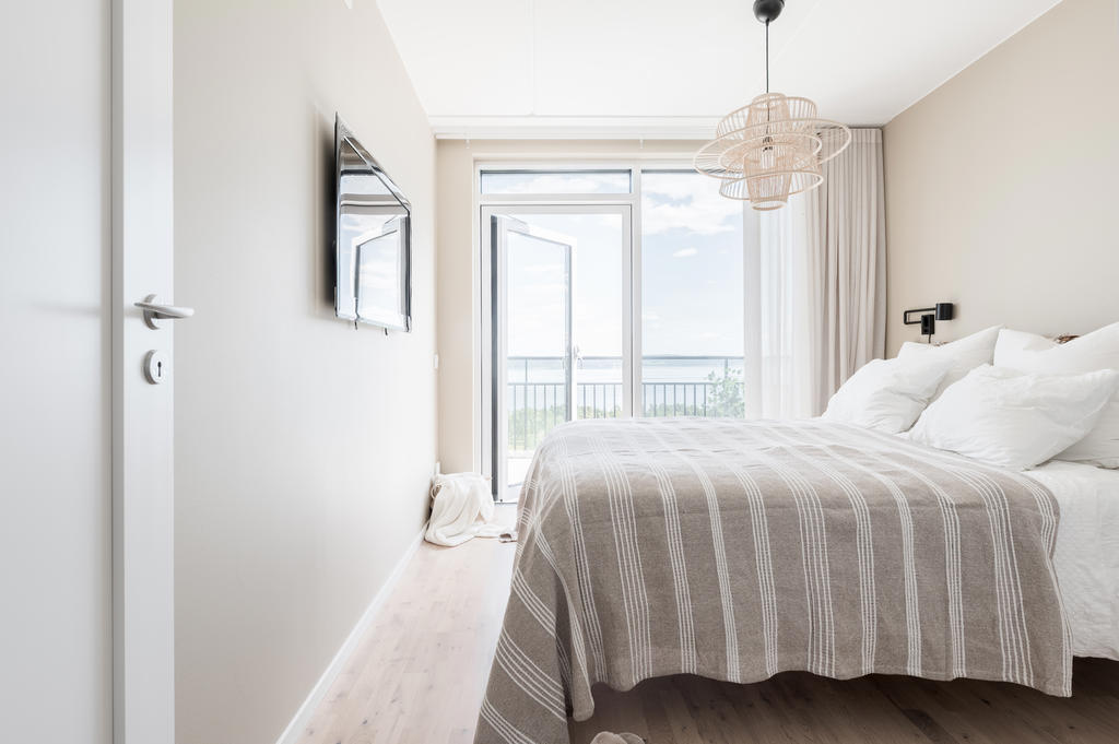 Sovrum 1 med utgång till balkong