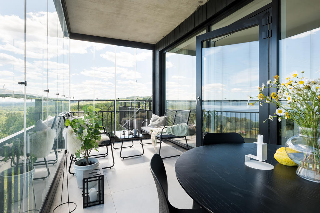 Inglasad balkong mot Vättern