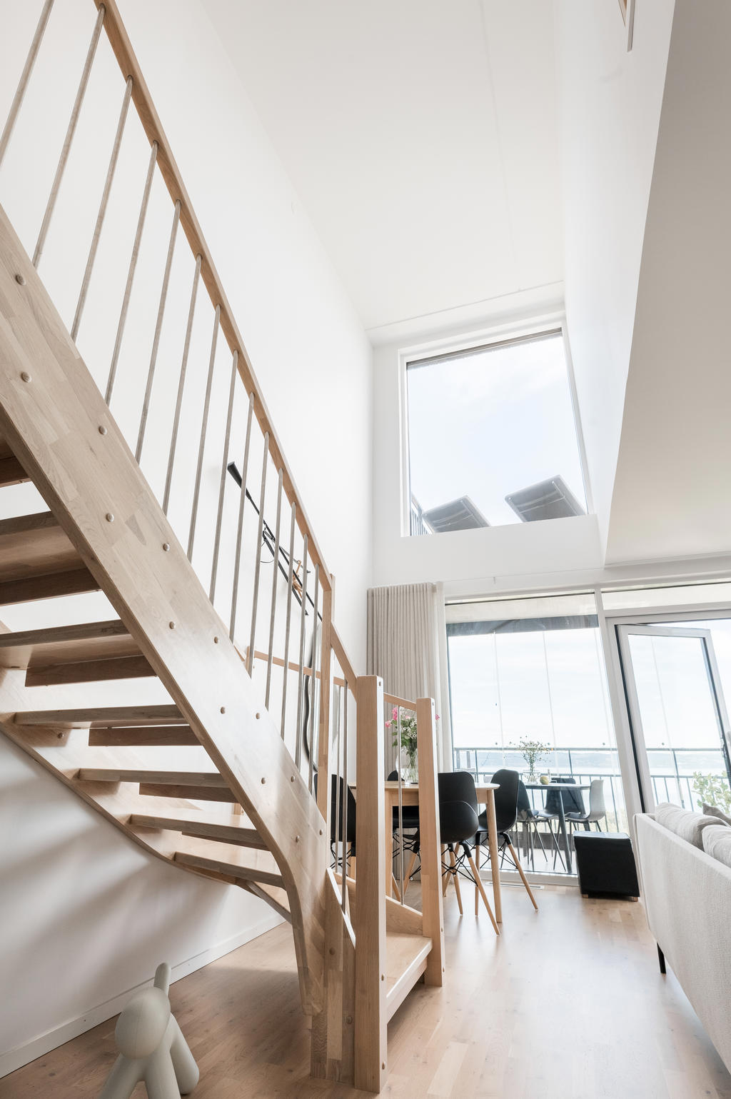 Vardagsrum med utgång till inglasad balkong