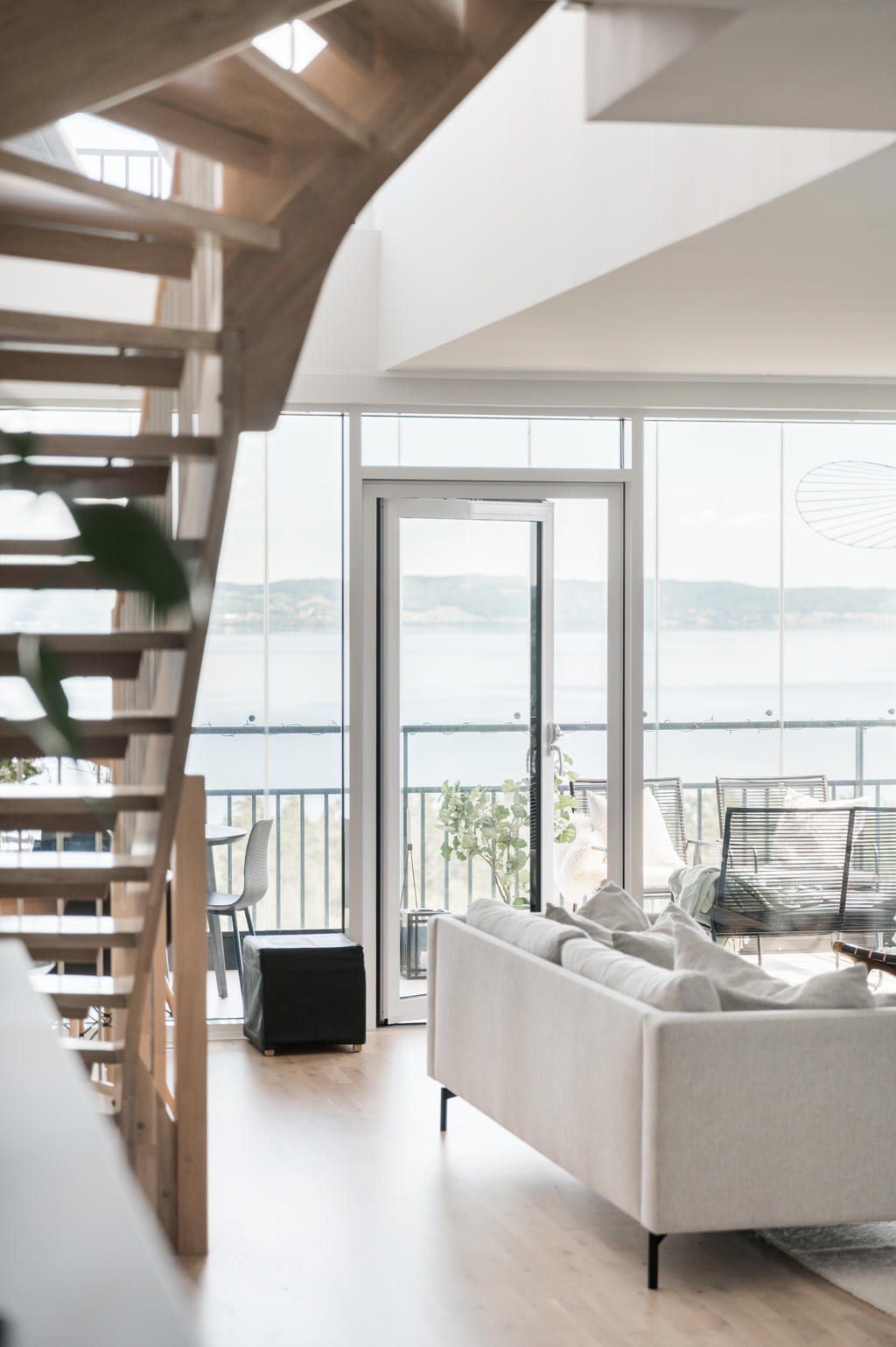 Vardagsrum med utgång till inglasad balkong