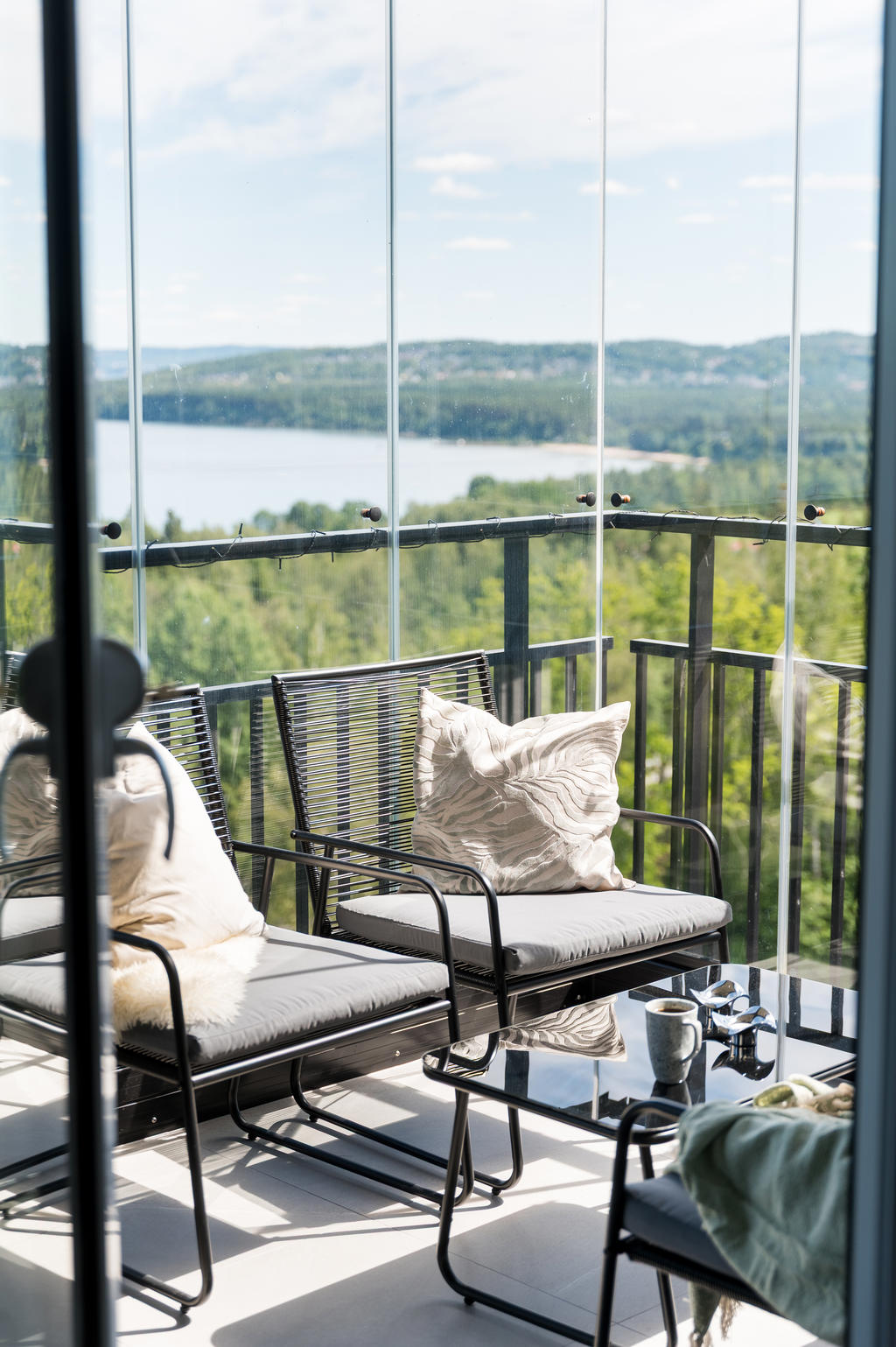 Inglasad balkong mot Vättern
