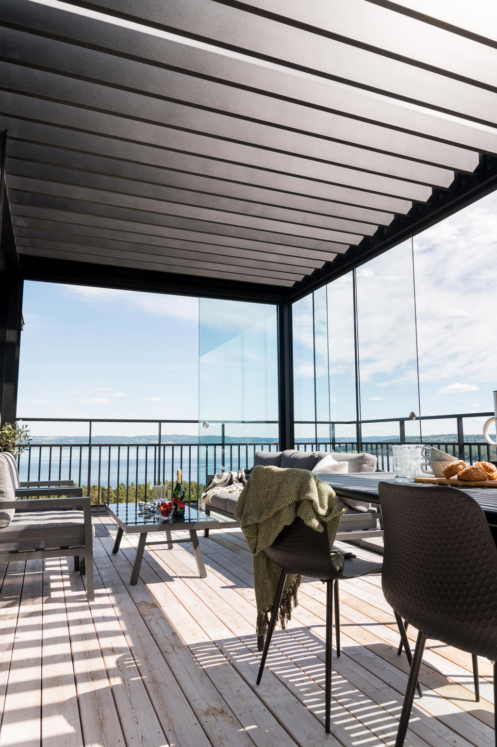 Takterass med uterum. Öppningsbart tak och glaspartier.