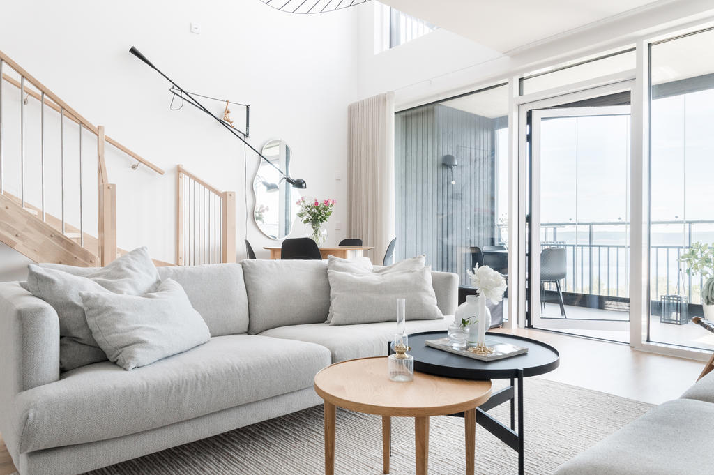 Vardagsrum med utgång till inglasad balkong