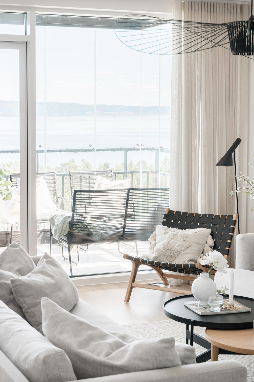 Vardagsrum med utgång till inglasad balkong