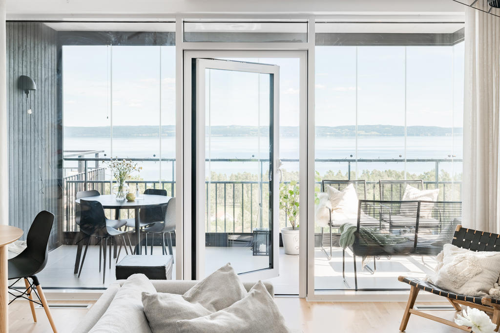 Vardagsrum med utgång till inglasad balkong