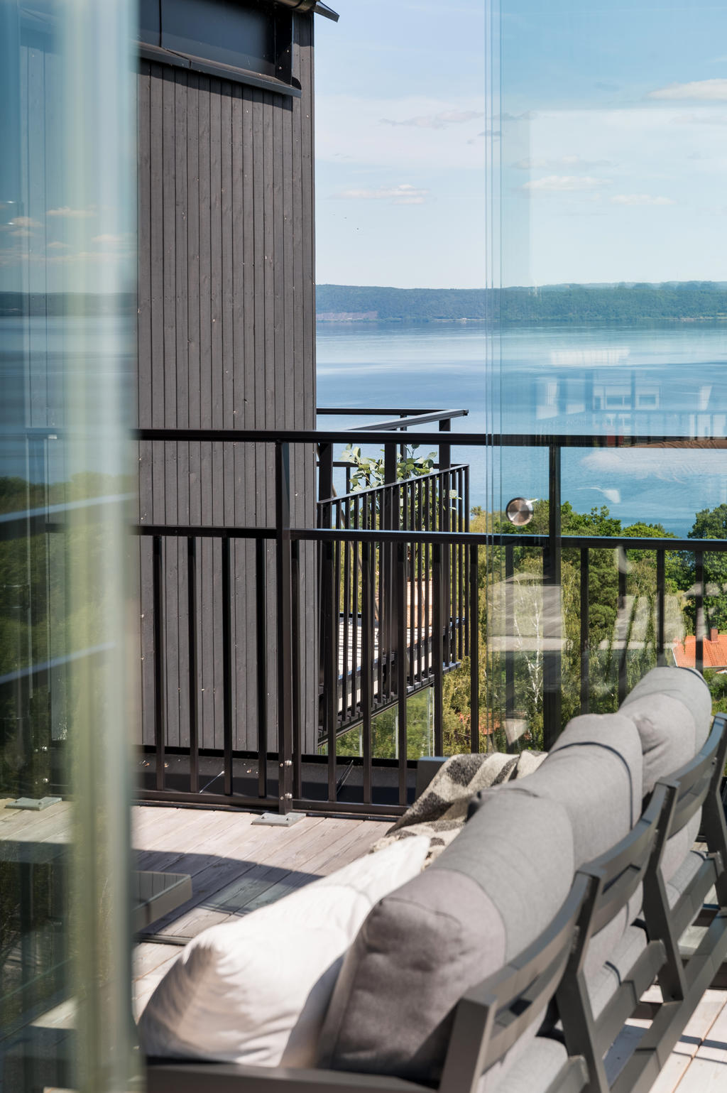 Takterass med uterum. Öppningsbart tak och glaspartier.