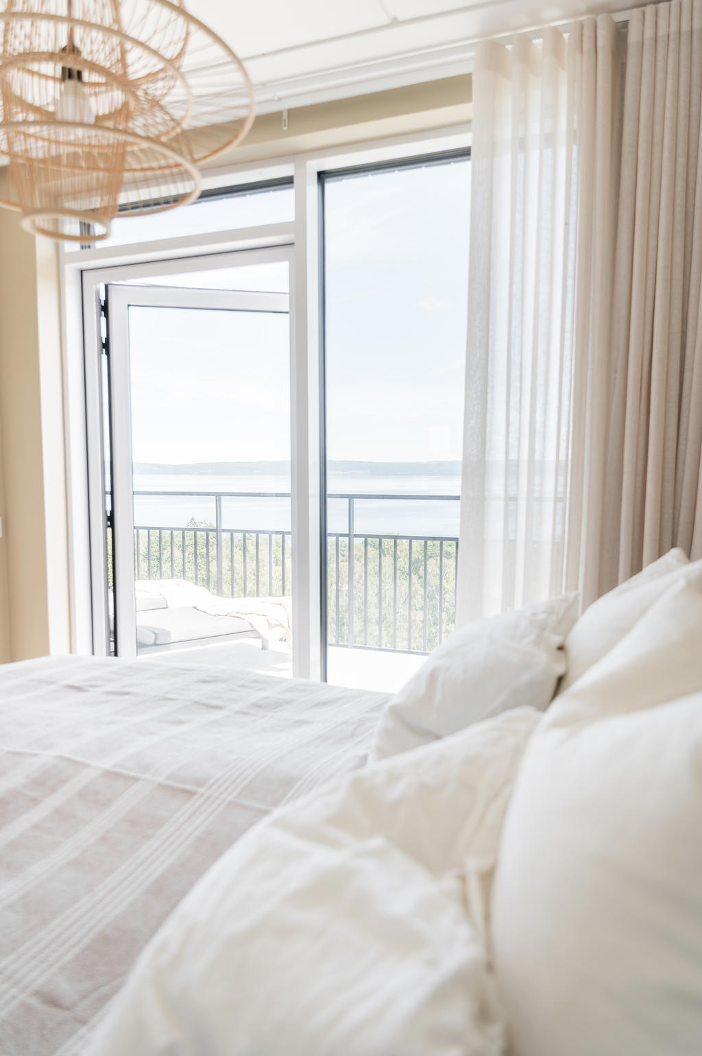 Sovrum 1 med utgång till balkong