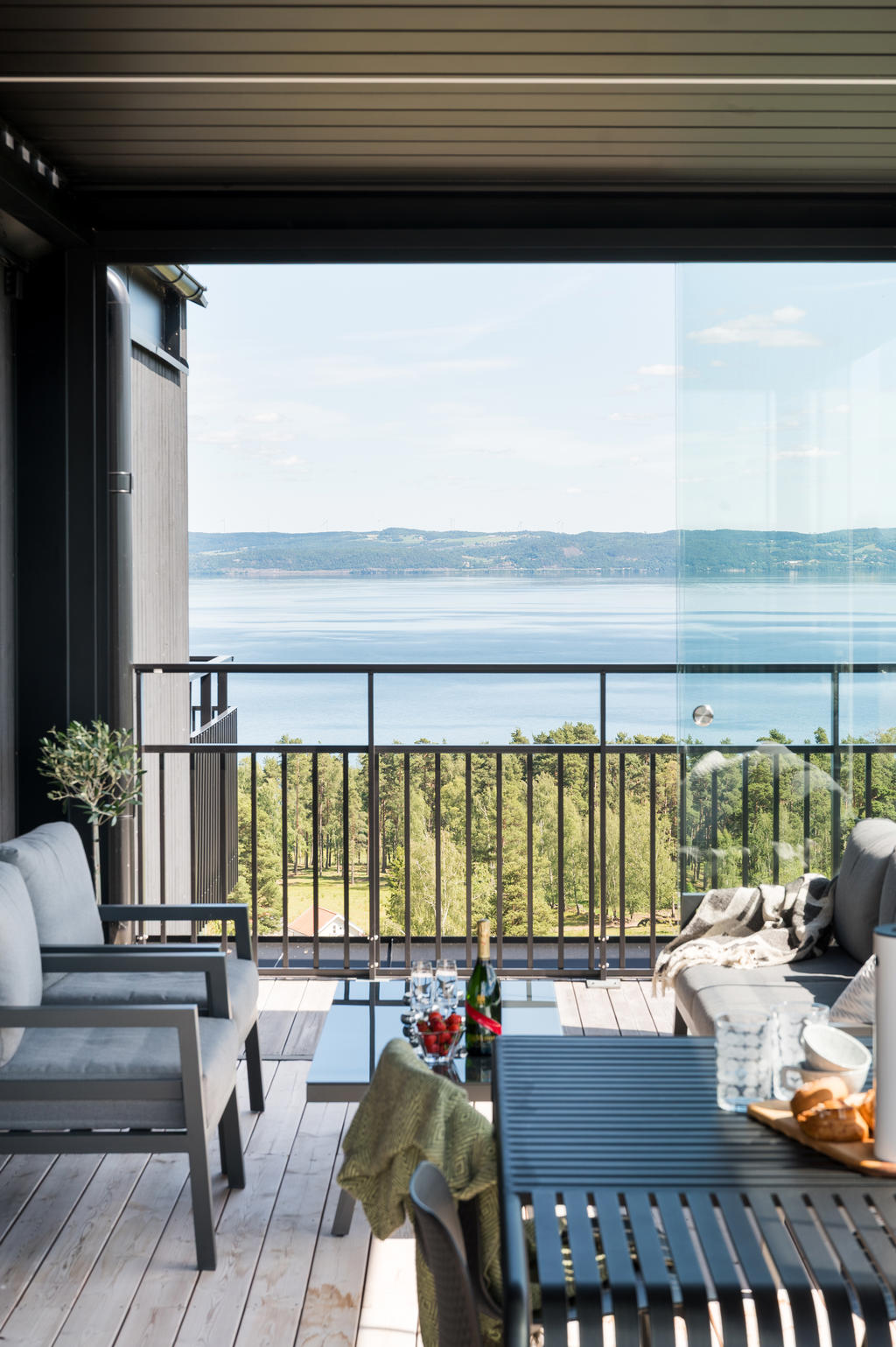 Takterass med uterum. Öppningsbart tak och glaspartier.