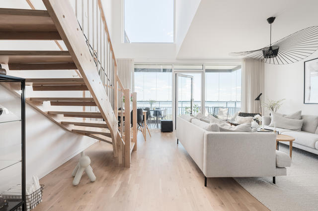 Vardagsrum med utgång till inglasad balkong