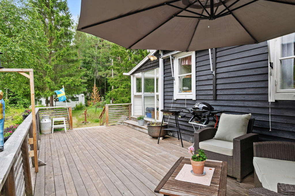 Generös veranda med plats för utemöbler och grill. 