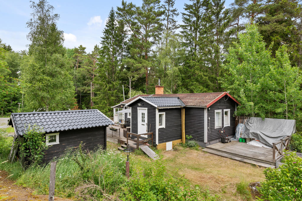 På baksidan av huset finns ytterligare ett trädäck. 