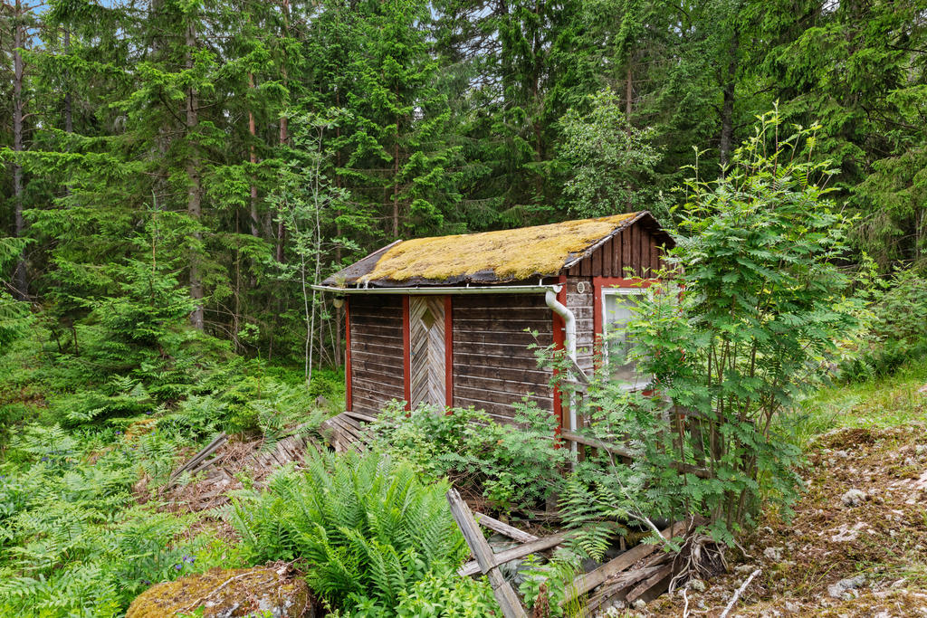 En övergiven bod finns också på tomten. 