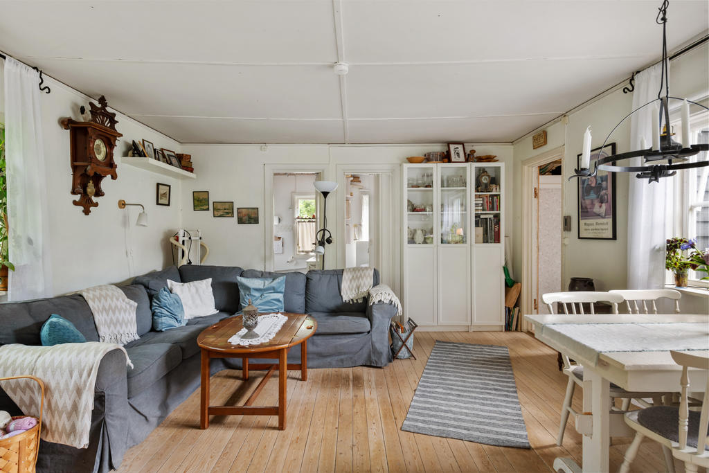 Vardagsrummet med plats för både soffgrupp och matsalsbord. 