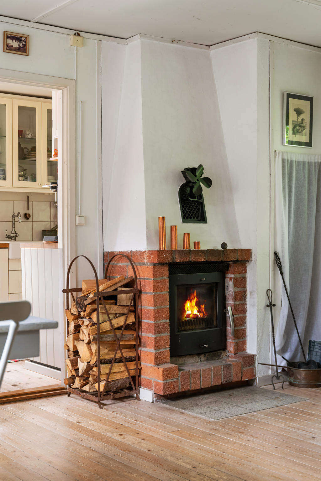 Kamin med insats som snabbt skapar en mysig och varm känsla i huset. 