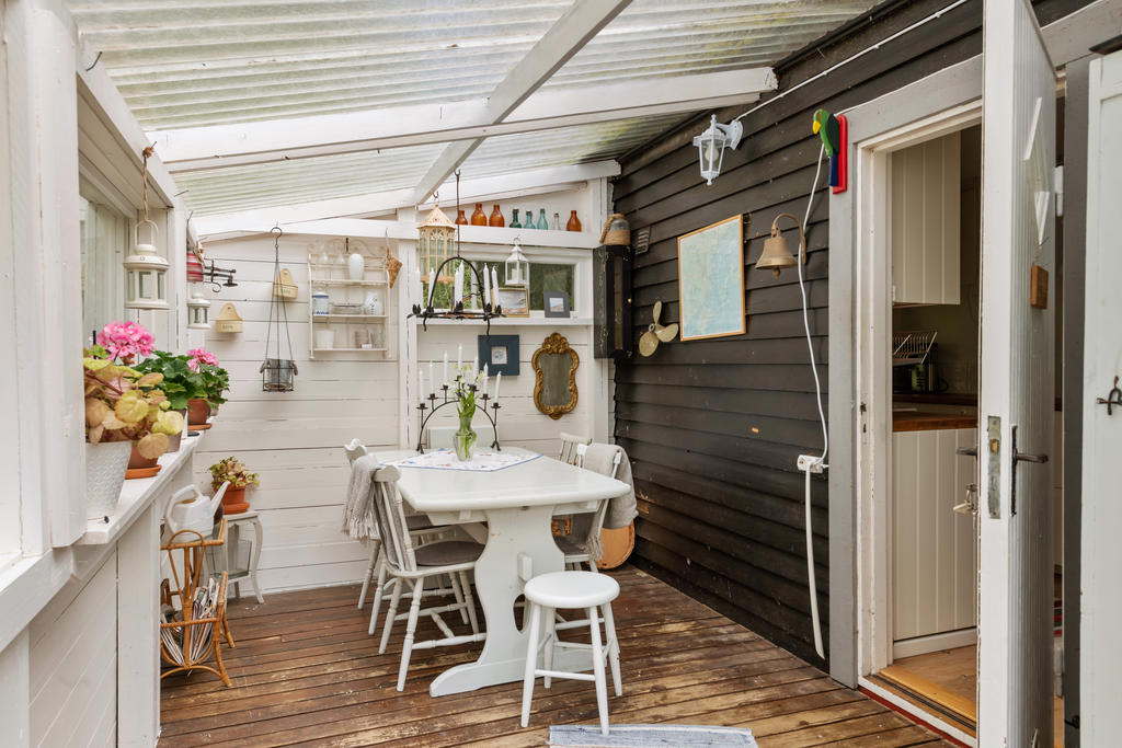 Inglasad uteveranda som kan användas som extra matplats. 