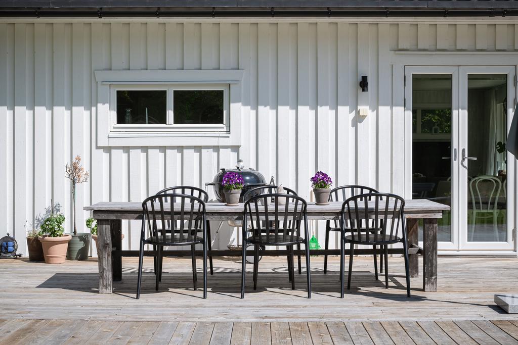 Utgång från matplats till altan