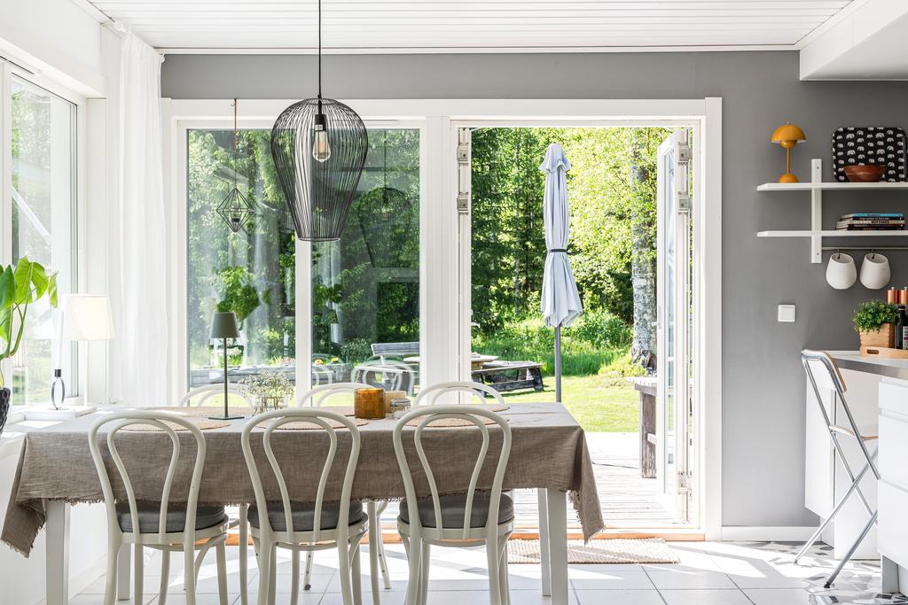 Matplats med utgång till altan och trädgård