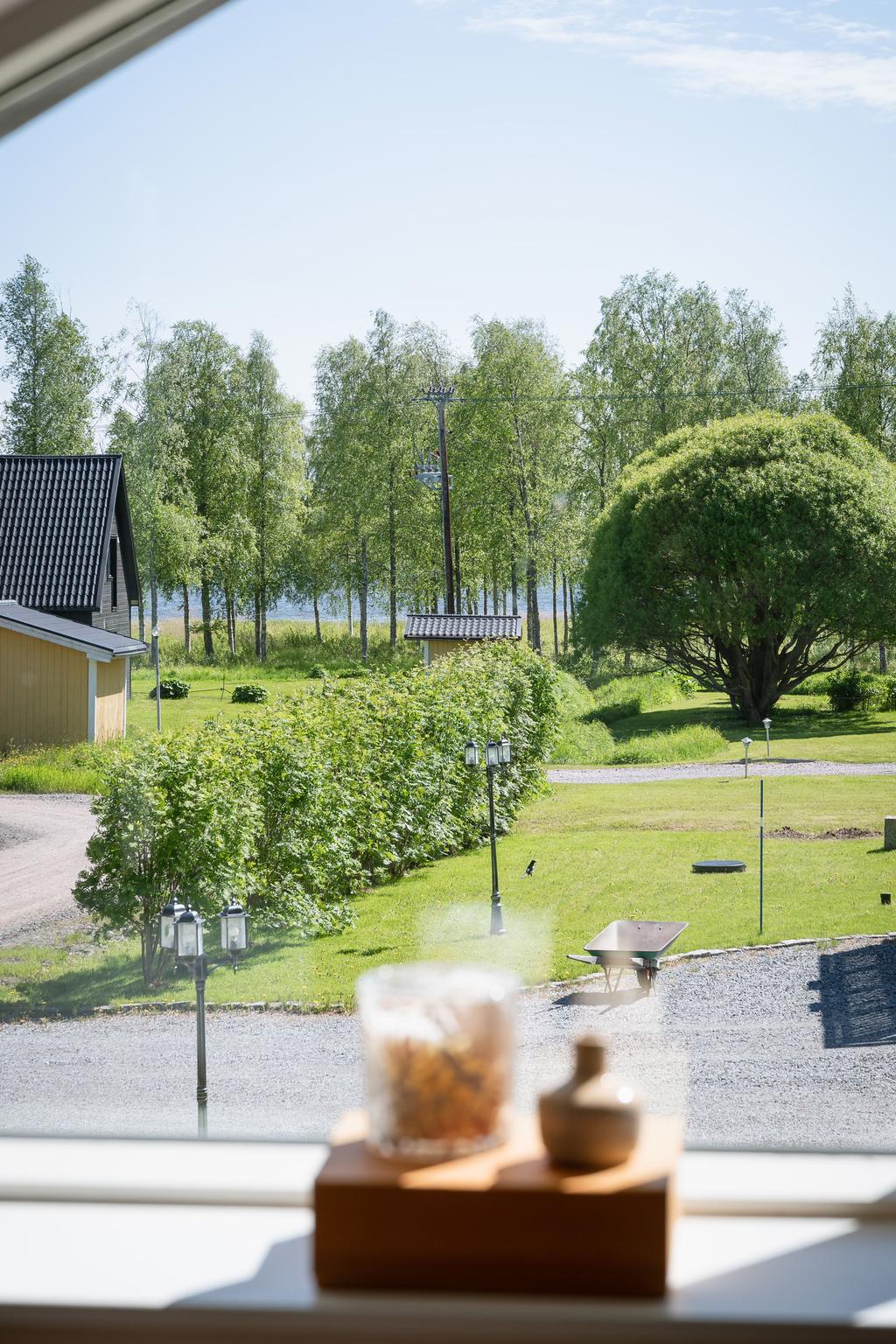 Utsikt mot vattnet från sovrum 1 på övre plan