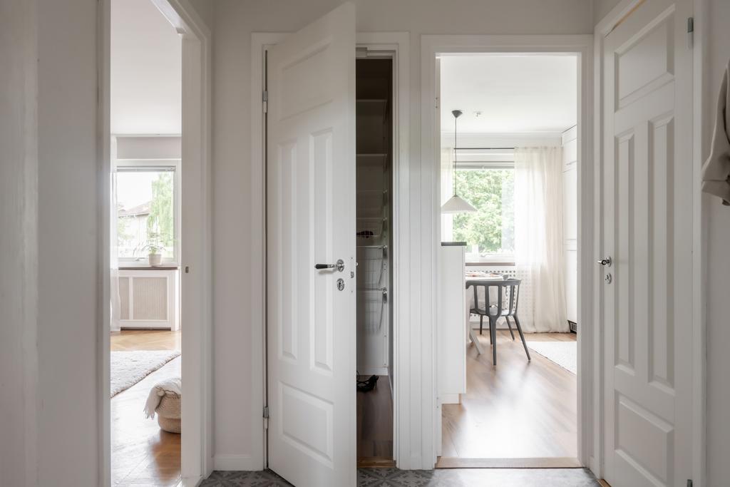 Hall med plats för avhänging och en praktisk klädkammare