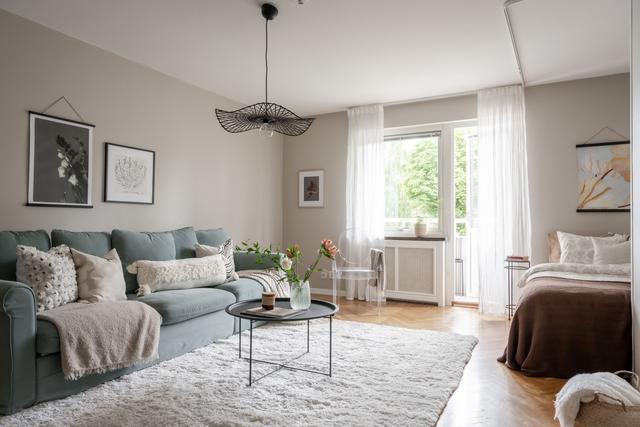 Rymligt vardagsrum med plats soffa och säng