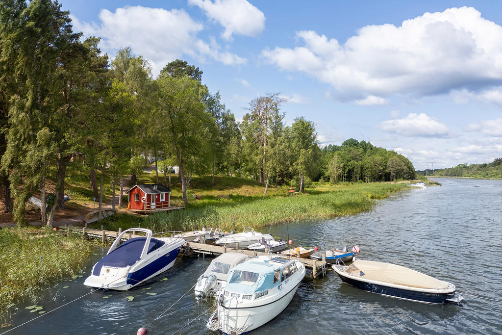 Samfällighetens bastu och en av bryggorna