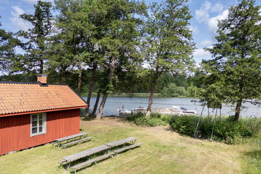 Ett av samfällighetens hus och brygga i området