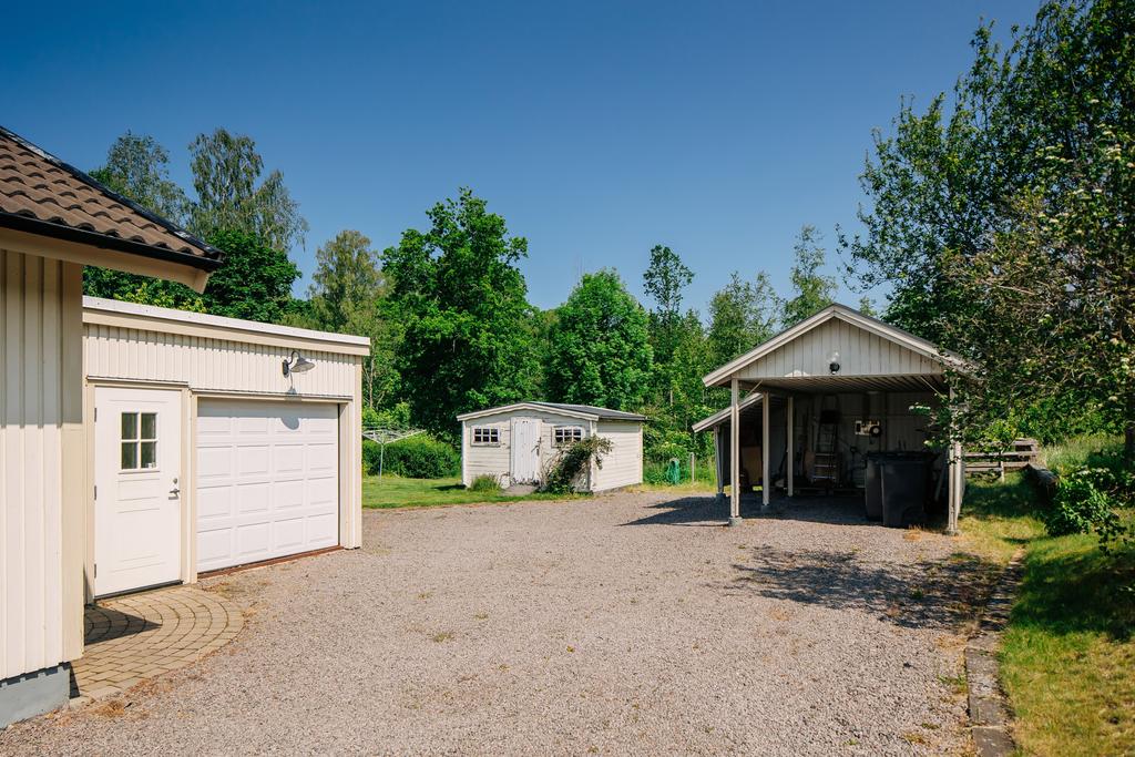 Praktiskt garage samt carport