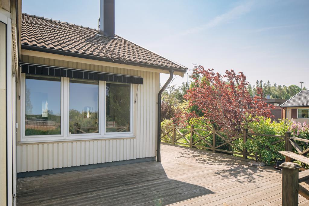 Trädäck som löper runt husknuten