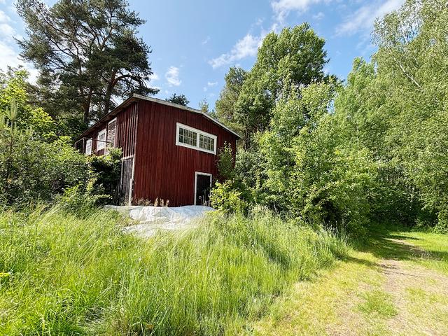 Ekonomibyggnaden på tomten