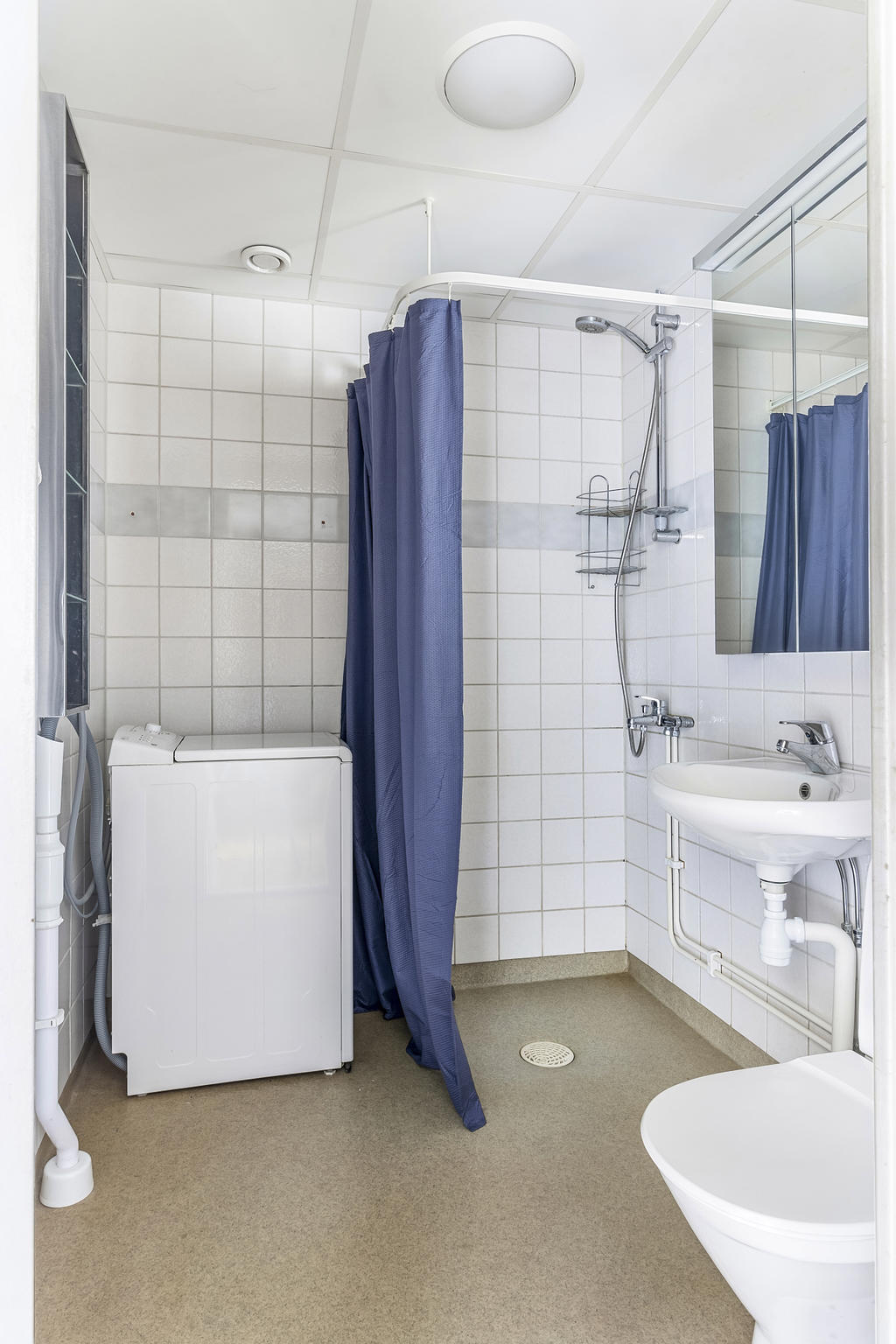 Badrum med tvättmaskin