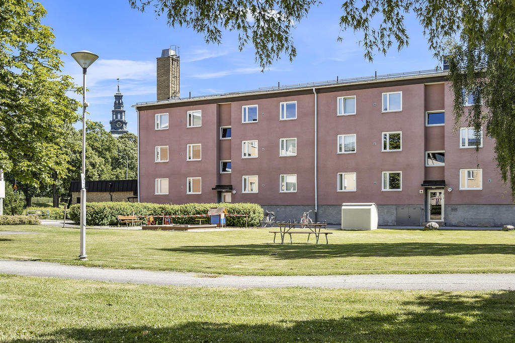 Entrésida med trevliga grönytor