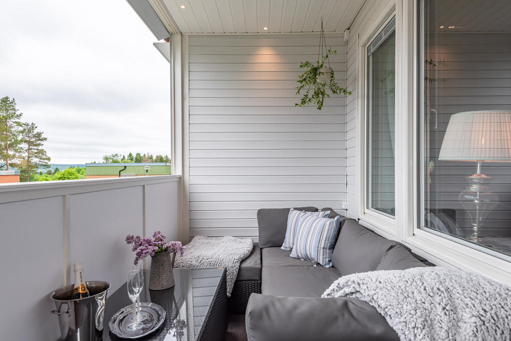 Mysig balkong med spotlights i taket!