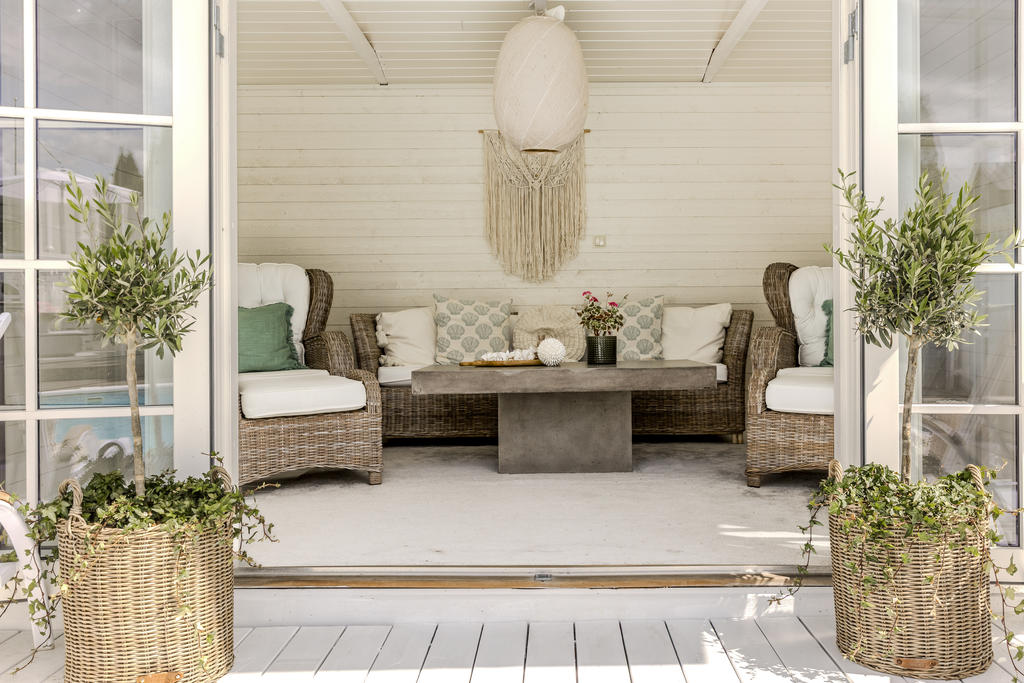 Elegant poolhus