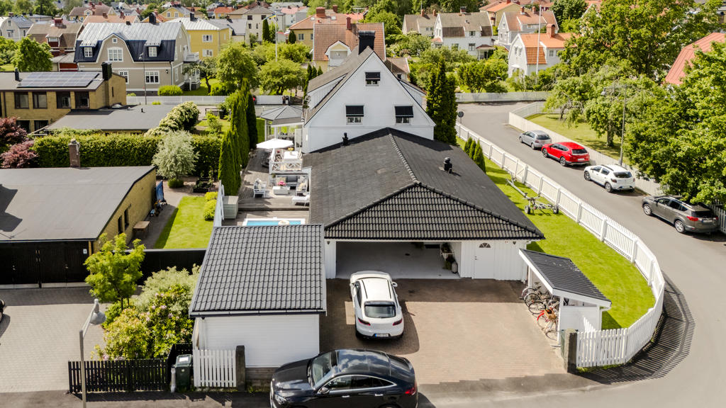 Stor uppfart med carport