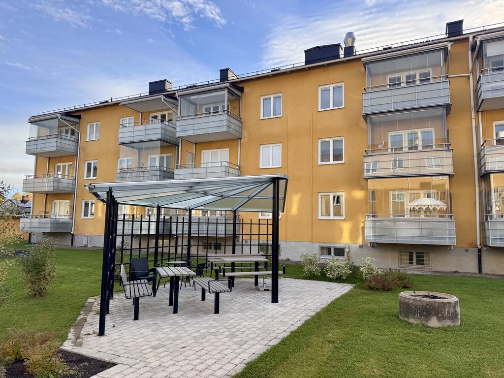 Härlig pergola på innergården.