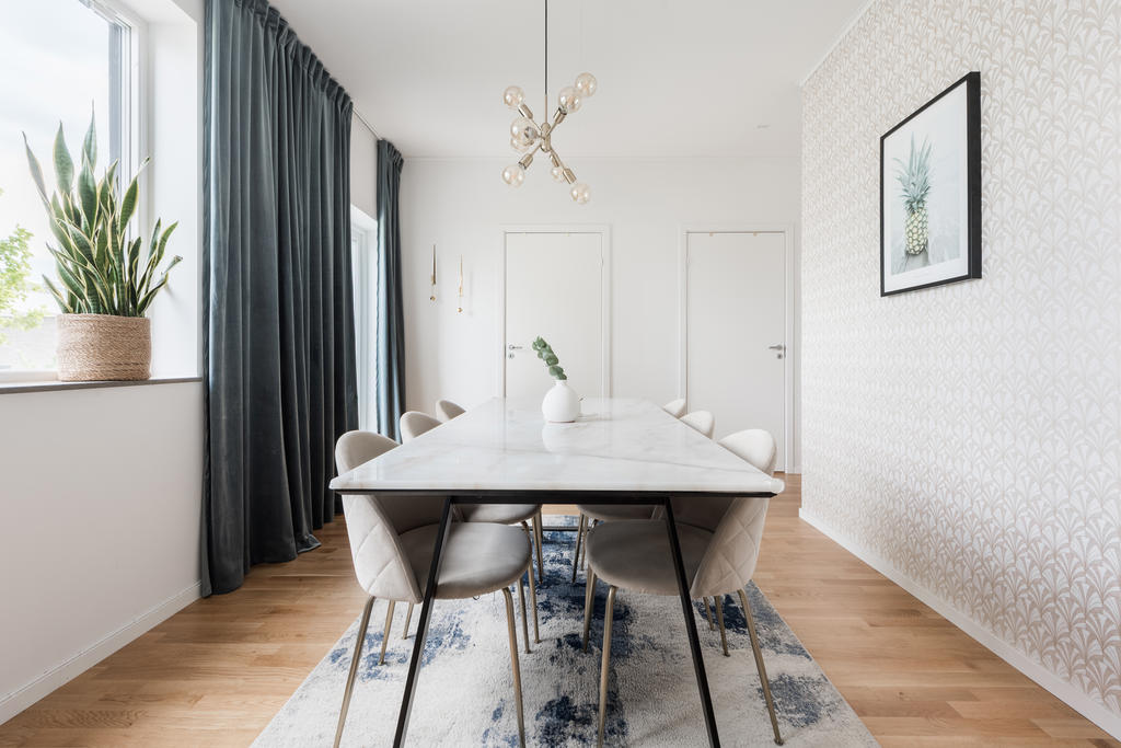 Matplats med utgång till uteplats i öster läge