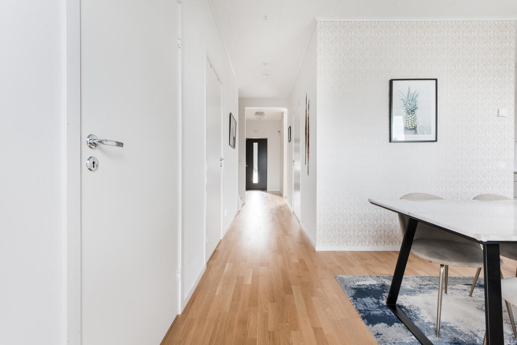 Matplats samt hall mot entré