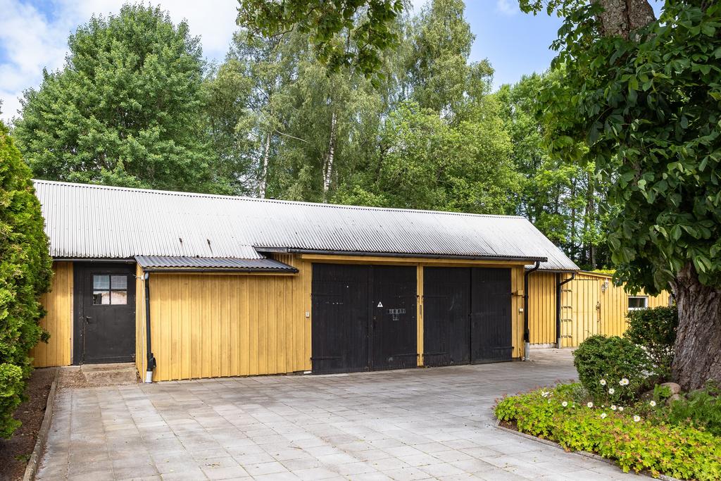 Dubbelgarage samt gott om förvaringsutrymme