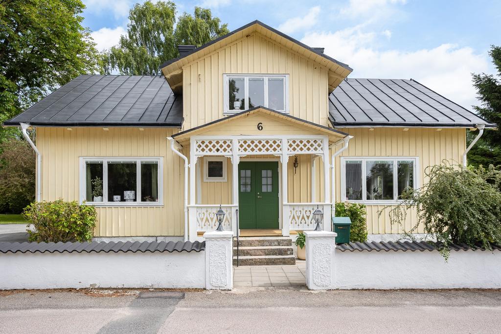 Här har nuvarande ägare smakfullt renoverat stora delar
