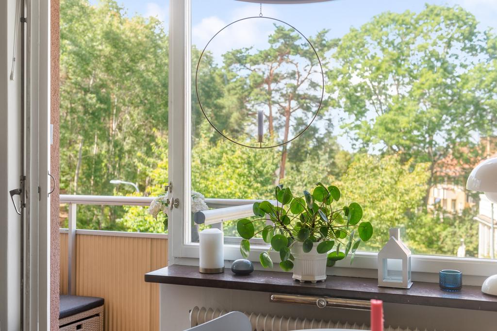 Belägen intill grönskande natur och Lidingö Centrum runt hörnet