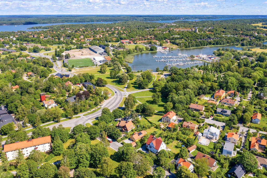 Kyrkviken med småbåtshamn i direkt närområde