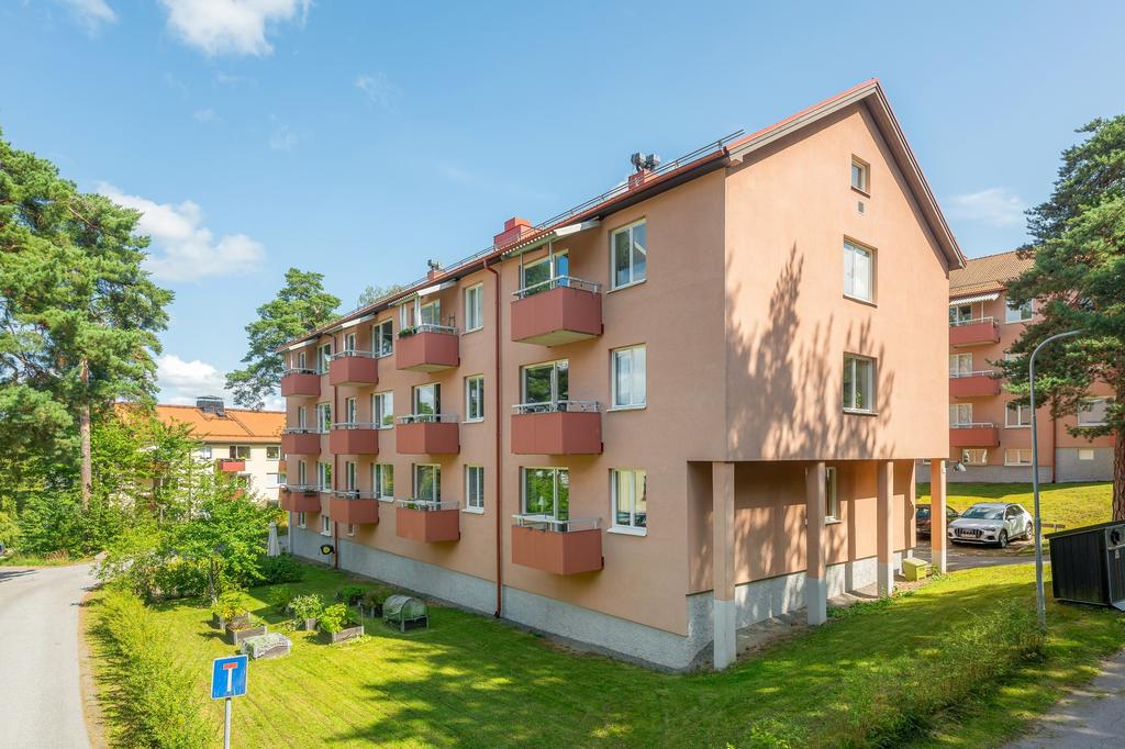 Bredablicksvägen 9 intill grönskande natur