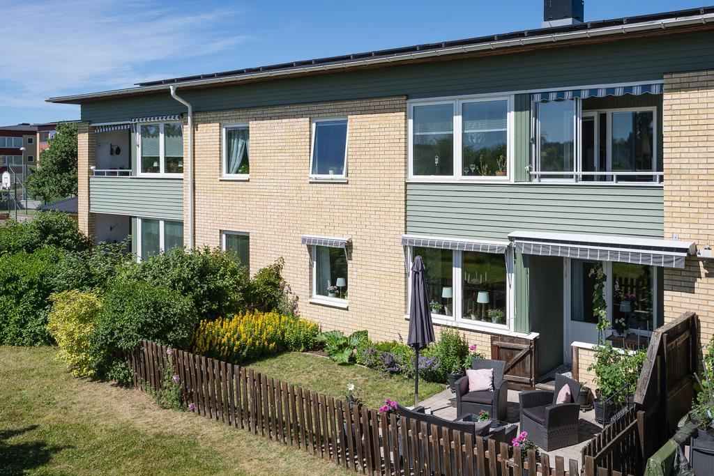 Trädgård med plats för sittgrupp 